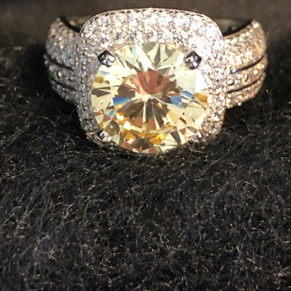 Jewelry - NWT Sterling silver ring with yellow center stone.